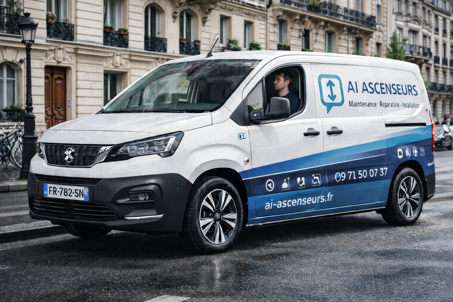 Camionette &eacute;lectrique d'intervention AI Ascenseurs Paris